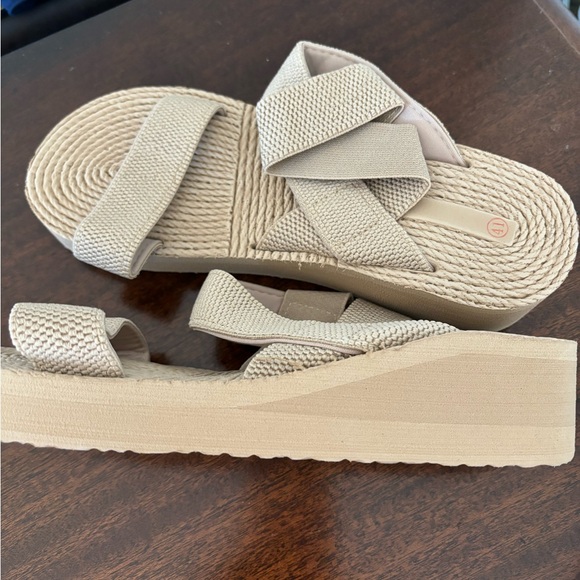 Light weight small wedge straps sandals taupe and black 2 pair size 41/8 - Picture 2 of 6